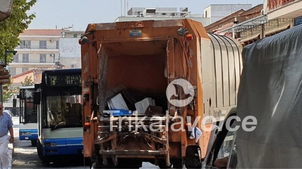 Τραγικό: Πέταξε κατά λάθος τσάντα και εισπράξεις στα σκουπίδια – Αδειάζει το απορριμματοφόρο